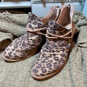 Very G tan & black leopard booties in size 7